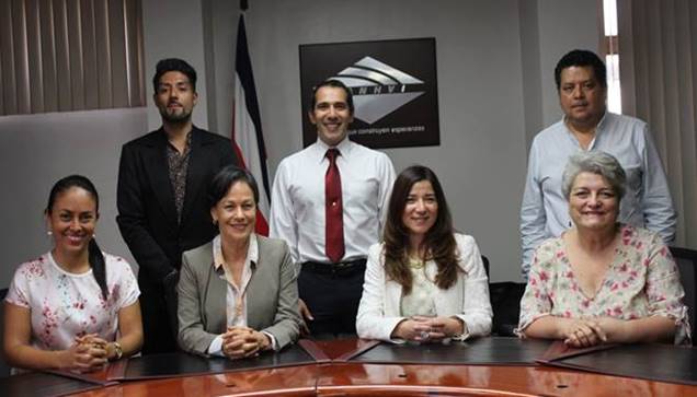 Fotografía con los miembros de la Junta Directiva del Banco Hipotecario de la Vivienda